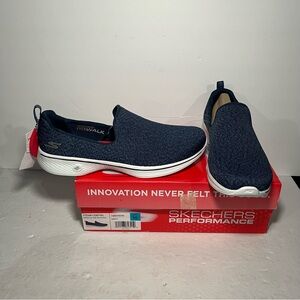SKETCHERS Women's Go Walk Sneaker 15697 Size 10 NAVY With WHITE Soles